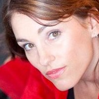 Amy Jo Johnson Nue