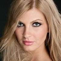 Laura Karnyaczki Nue